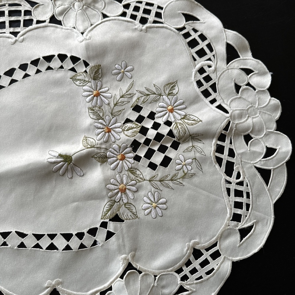 Vintage Daisy Floral Embroidered Cutwork Table Runner Cream 34x16 Scalloped
